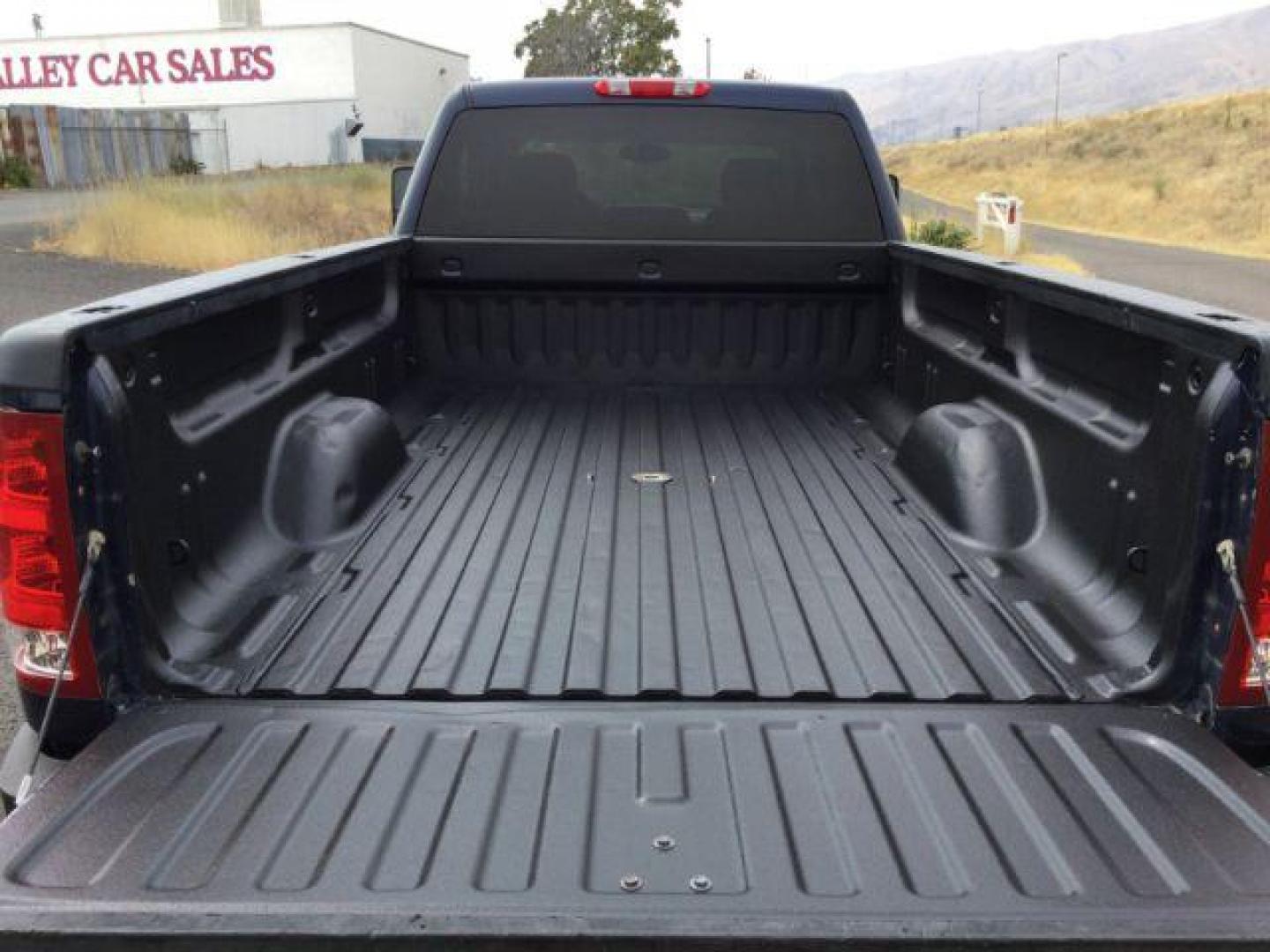 2010 Midnight Blue Metallic /Ebony Cloth Interior GMC Sierra 2500HD SLE Crew Cab Long Box 4WD (1GT4K0B62AF) with an 6.6L V8 16V OHV TURBO DIESEL engine, 6-Speed Automatic transmission, located at 1801 Main Street, Lewiston, 83501, (208) 743-9371, 46.417065, -117.004799 - Photo#9