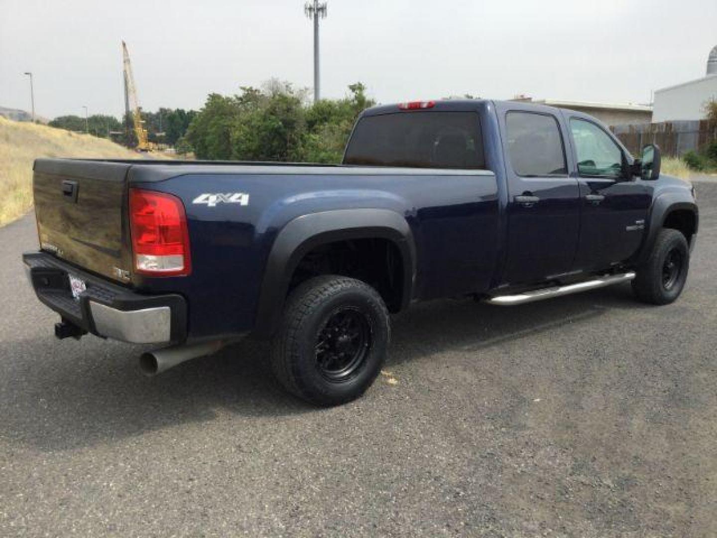 2010 Midnight Blue Metallic /Ebony Cloth Interior GMC Sierra 2500HD SLE Crew Cab Long Box 4WD (1GT4K0B62AF) with an 6.6L V8 16V OHV TURBO DIESEL engine, 6-Speed Automatic transmission, located at 1801 Main Street, Lewiston, 83501, (208) 743-9371, 46.417065, -117.004799 - Photo#10