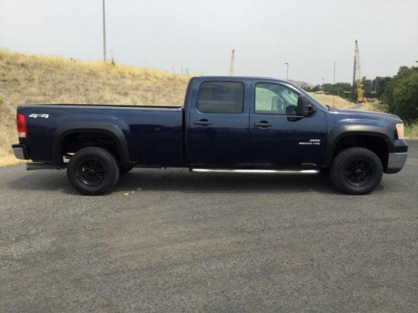 2010 Midnight Blue Metallic /Ebony Cloth Interior GMC Sierra 2500HD SLE Crew Cab Long Box 4WD (1GT4K0B62AF) with an 6.6L V8 16V OHV TURBO DIESEL engine, 6-Speed Automatic transmission, located at 1801 Main Street, Lewiston, 83501, (208) 743-9371, 46.417065, -117.004799 - Photo#11