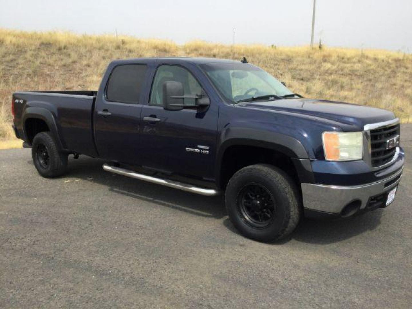 2010 Midnight Blue Metallic /Ebony Cloth Interior GMC Sierra 2500HD SLE Crew Cab Long Box 4WD (1GT4K0B62AF) with an 6.6L V8 16V OHV TURBO DIESEL engine, 6-Speed Automatic transmission, located at 1801 Main Street, Lewiston, 83501, (208) 743-9371, 46.417065, -117.004799 - Photo#12