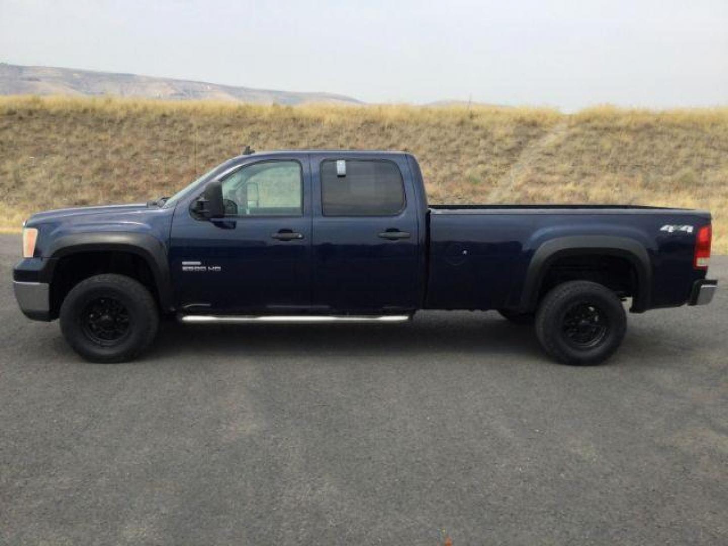 2010 Midnight Blue Metallic /Ebony Cloth Interior GMC Sierra 2500HD SLE Crew Cab Long Box 4WD (1GT4K0B62AF) with an 6.6L V8 16V OHV TURBO DIESEL engine, 6-Speed Automatic transmission, located at 1801 Main Street, Lewiston, 83501, (208) 743-9371, 46.417065, -117.004799 - Photo#1