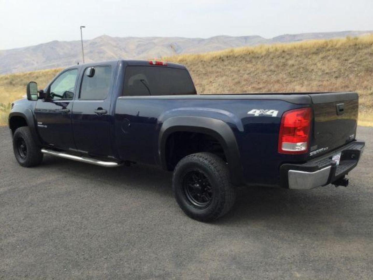 2010 Midnight Blue Metallic /Ebony Cloth Interior GMC Sierra 2500HD SLE Crew Cab Long Box 4WD (1GT4K0B62AF) with an 6.6L V8 16V OHV TURBO DIESEL engine, 6-Speed Automatic transmission, located at 1801 Main Street, Lewiston, 83501, (208) 743-9371, 46.417065, -117.004799 - Photo#2