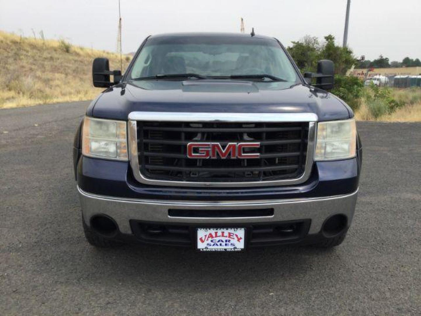 2010 Midnight Blue Metallic /Ebony Cloth Interior GMC Sierra 2500HD SLE Crew Cab Long Box 4WD (1GT4K0B62AF) with an 6.6L V8 16V OHV TURBO DIESEL engine, 6-Speed Automatic transmission, located at 1801 Main Street, Lewiston, 83501, (208) 743-9371, 46.417065, -117.004799 - Photo#6