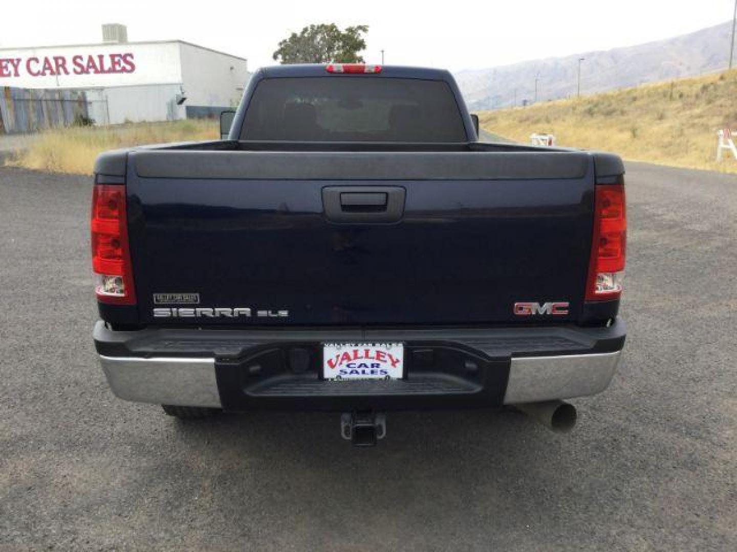 2010 Midnight Blue Metallic /Ebony Cloth Interior GMC Sierra 2500HD SLE Crew Cab Long Box 4WD (1GT4K0B62AF) with an 6.6L V8 16V OHV TURBO DIESEL engine, 6-Speed Automatic transmission, located at 1801 Main Street, Lewiston, 83501, (208) 743-9371, 46.417065, -117.004799 - Photo#8