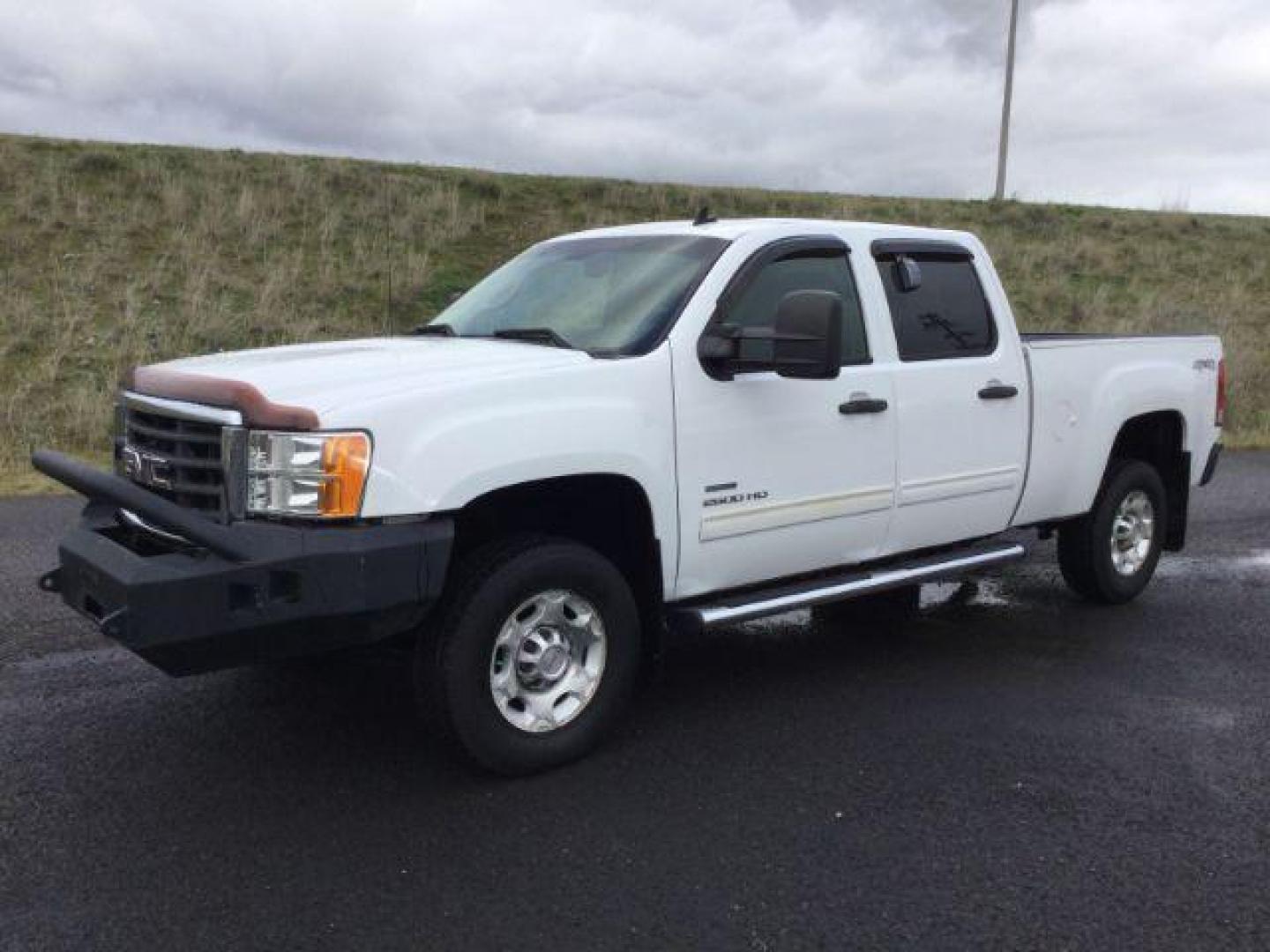 2010 Summit White /Ebony Cloth Interior GMC Sierra 2500HD SLE Crew Cab 4WD (1GT4K0B60AF) with an 6.6L V8 16V OHV TURBO DIESEL engine, 6-Speed Automatic transmission, located at 1801 Main Street, Lewiston, 83501, (208) 743-9371, 46.417065, -117.004799 - Photo#0