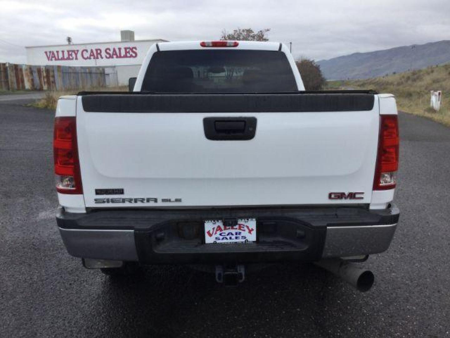 2010 Summit White /Ebony Cloth Interior GMC Sierra 2500HD SLE Crew Cab 4WD (1GT4K0B60AF) with an 6.6L V8 16V OHV TURBO DIESEL engine, 6-Speed Automatic transmission, located at 1801 Main Street, Lewiston, 83501, (208) 743-9371, 46.417065, -117.004799 - Photo#9