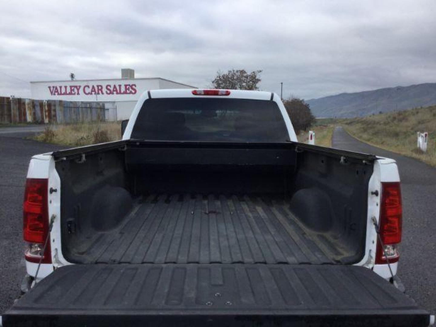 2010 Summit White /Ebony Cloth Interior GMC Sierra 2500HD SLE Crew Cab 4WD (1GT4K0B60AF) with an 6.6L V8 16V OHV TURBO DIESEL engine, 6-Speed Automatic transmission, located at 1801 Main Street, Lewiston, 83501, (208) 743-9371, 46.417065, -117.004799 - Photo#10