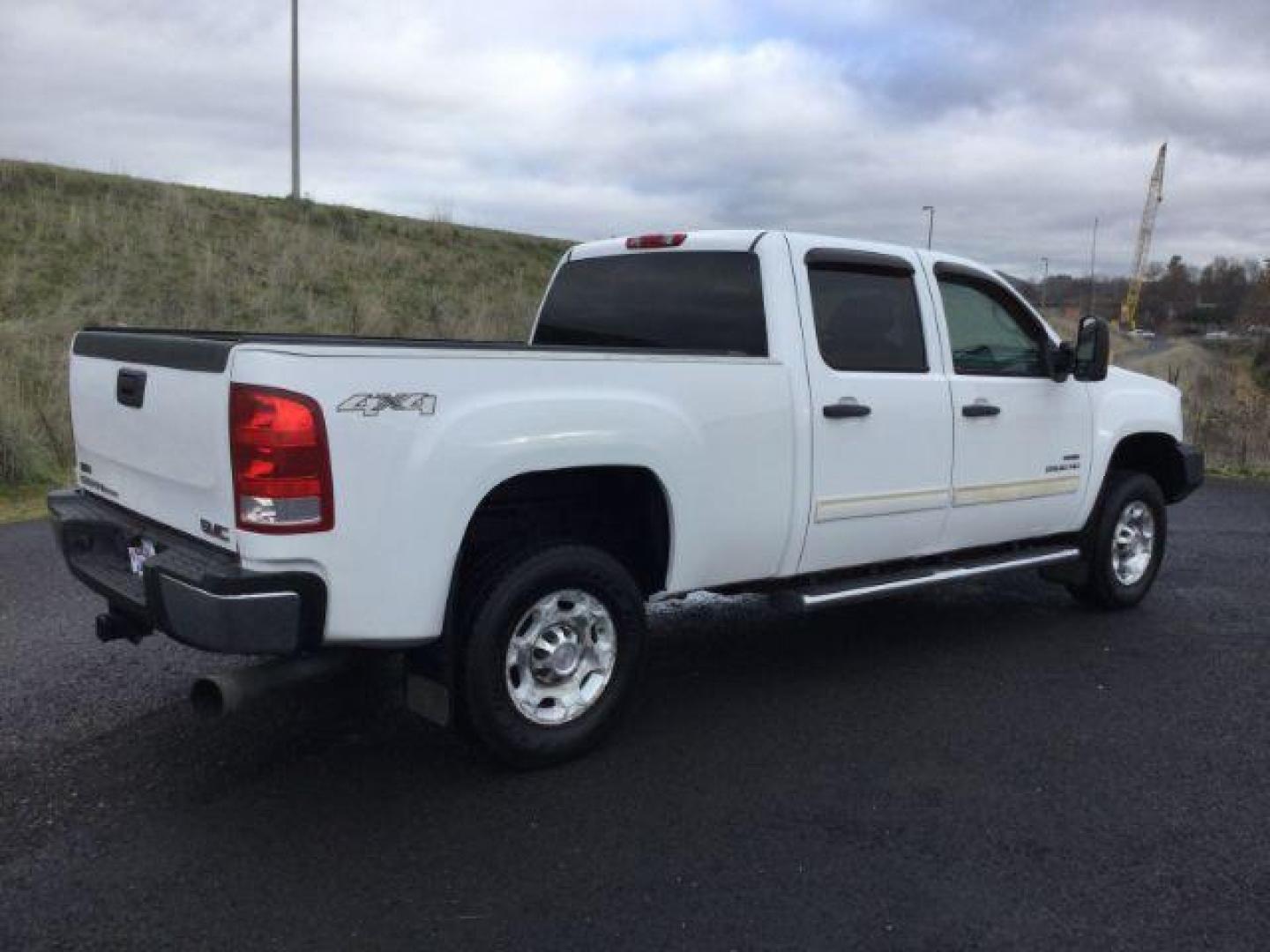 2010 Summit White /Ebony Cloth Interior GMC Sierra 2500HD SLE Crew Cab 4WD (1GT4K0B60AF) with an 6.6L V8 16V OHV TURBO DIESEL engine, 6-Speed Automatic transmission, located at 1801 Main Street, Lewiston, 83501, (208) 743-9371, 46.417065, -117.004799 - Photo#12