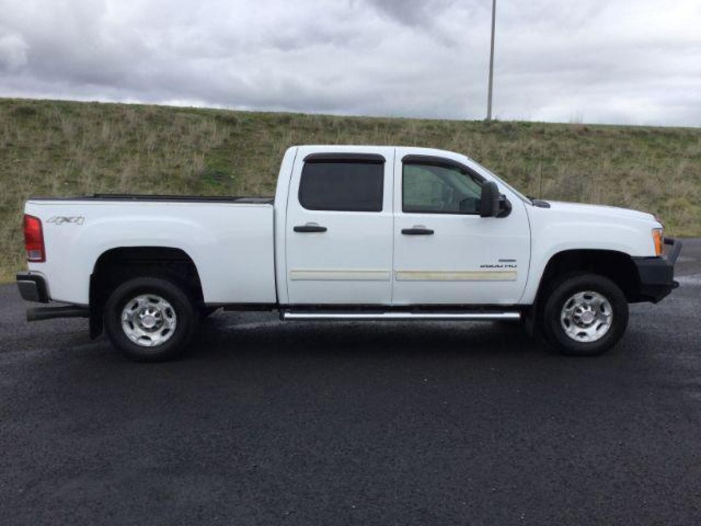 2010 Summit White /Ebony Cloth Interior GMC Sierra 2500HD SLE Crew Cab 4WD (1GT4K0B60AF) with an 6.6L V8 16V OHV TURBO DIESEL engine, 6-Speed Automatic transmission, located at 1801 Main Street, Lewiston, 83501, (208) 743-9371, 46.417065, -117.004799 - Photo#13