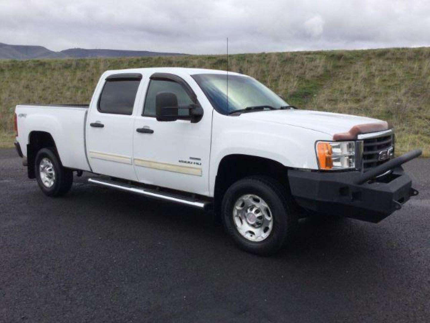 2010 Summit White /Ebony Cloth Interior GMC Sierra 2500HD SLE Crew Cab 4WD (1GT4K0B60AF) with an 6.6L V8 16V OHV TURBO DIESEL engine, 6-Speed Automatic transmission, located at 1801 Main Street, Lewiston, 83501, (208) 743-9371, 46.417065, -117.004799 - Photo#14