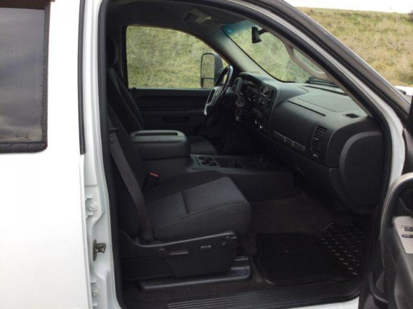 2010 Summit White /Ebony Cloth Interior GMC Sierra 2500HD SLE Crew Cab 4WD (1GT4K0B60AF) with an 6.6L V8 16V OHV TURBO DIESEL engine, 6-Speed Automatic transmission, located at 1801 Main Street, Lewiston, 83501, (208) 743-9371, 46.417065, -117.004799 - Photo#16