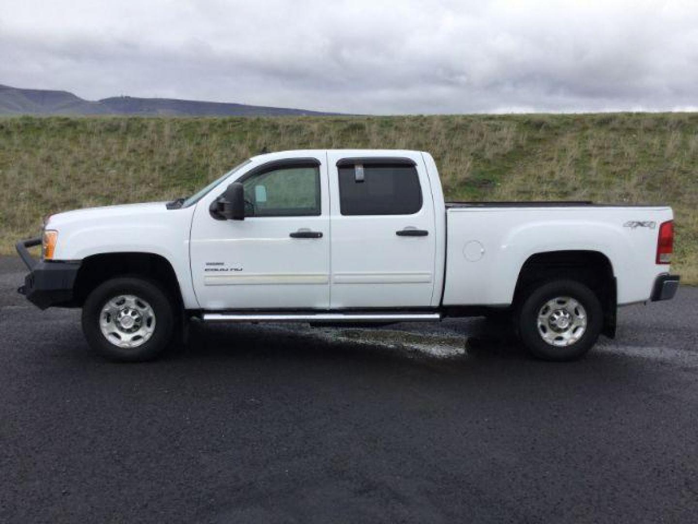 2010 Summit White /Ebony Cloth Interior GMC Sierra 2500HD SLE Crew Cab 4WD (1GT4K0B60AF) with an 6.6L V8 16V OHV TURBO DIESEL engine, 6-Speed Automatic transmission, located at 1801 Main Street, Lewiston, 83501, (208) 743-9371, 46.417065, -117.004799 - Photo#1