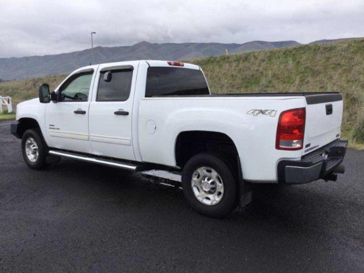 2010 Summit White /Ebony Cloth Interior GMC Sierra 2500HD SLE Crew Cab 4WD (1GT4K0B60AF) with an 6.6L V8 16V OHV TURBO DIESEL engine, 6-Speed Automatic transmission, located at 1801 Main Street, Lewiston, 83501, (208) 743-9371, 46.417065, -117.004799 - Photo#2