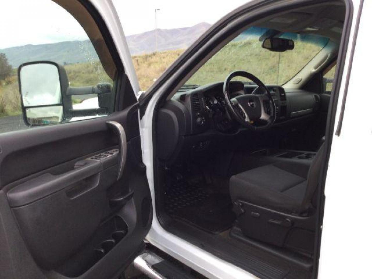 2010 Summit White /Ebony Cloth Interior GMC Sierra 2500HD SLE Crew Cab 4WD (1GT4K0B60AF) with an 6.6L V8 16V OHV TURBO DIESEL engine, 6-Speed Automatic transmission, located at 1801 Main Street, Lewiston, 83501, (208) 743-9371, 46.417065, -117.004799 - Photo#4