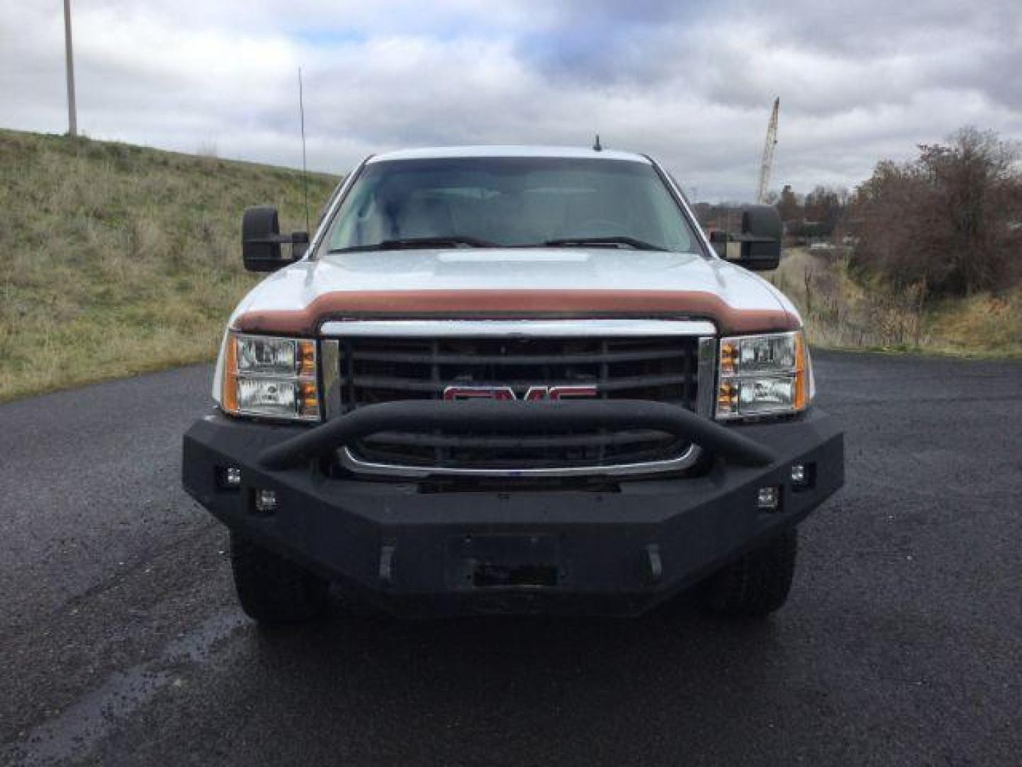 2010 Summit White /Ebony Cloth Interior GMC Sierra 2500HD SLE Crew Cab 4WD (1GT4K0B60AF) with an 6.6L V8 16V OHV TURBO DIESEL engine, 6-Speed Automatic transmission, located at 1801 Main Street, Lewiston, 83501, (208) 743-9371, 46.417065, -117.004799 - Photo#8