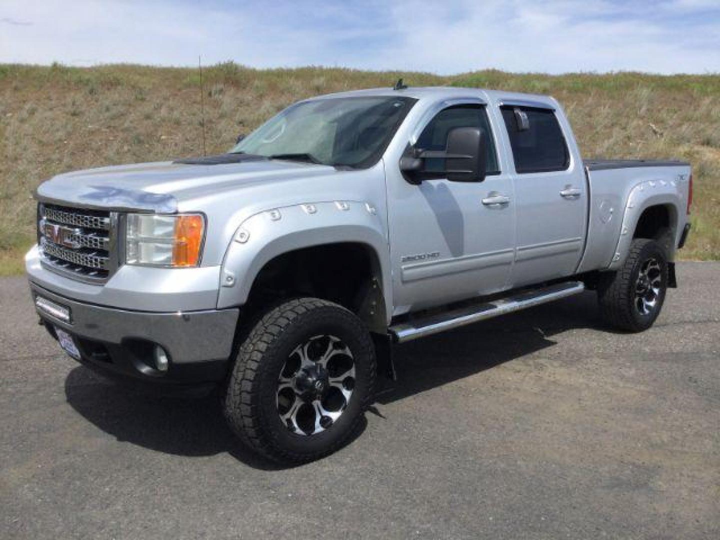 2014 Quicksilver Metallic /Ebony GMC Sierra 2500HD SLT Crew Cab 4WD (1GT121EG6EF) with an 6.0L V8 OHV 16V FFV engine, 6-Speed Automatic transmission, located at 1801 Main Street, Lewiston, 83501, (208) 743-9371, 46.417065, -117.004799 - Photo#0