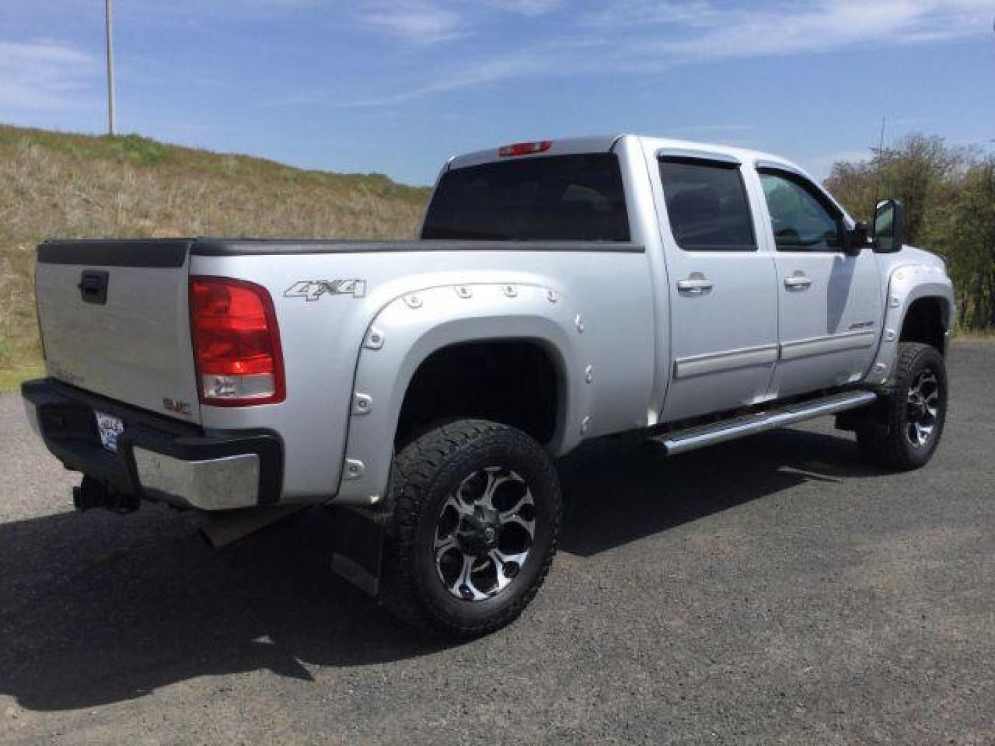 2014 Quicksilver Metallic /Ebony GMC Sierra 2500HD SLT Crew Cab 4WD (1GT121EG6EF) with an 6.0L V8 OHV 16V FFV engine, 6-Speed Automatic transmission, located at 1801 Main Street, Lewiston, 83501, (208) 743-9371, 46.417065, -117.004799 - Photo#9