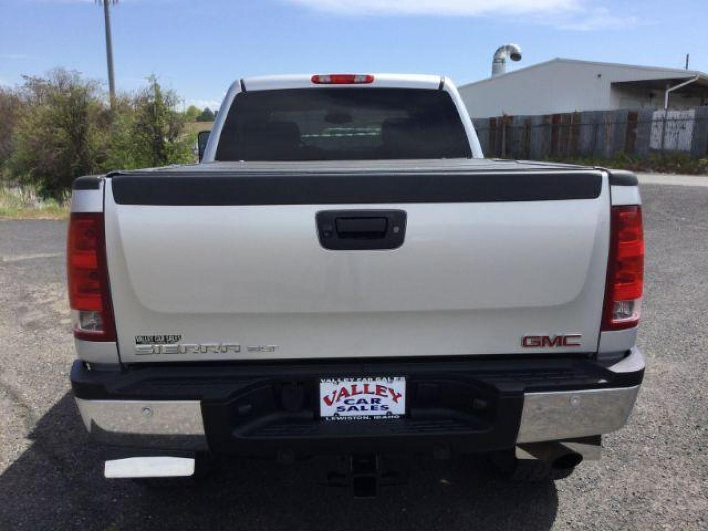 2014 Quicksilver Metallic /Ebony GMC Sierra 2500HD SLT Crew Cab 4WD (1GT121EG6EF) with an 6.0L V8 OHV 16V FFV engine, 6-Speed Automatic transmission, located at 1801 Main Street, Lewiston, 83501, (208) 743-9371, 46.417065, -117.004799 - Photo#10