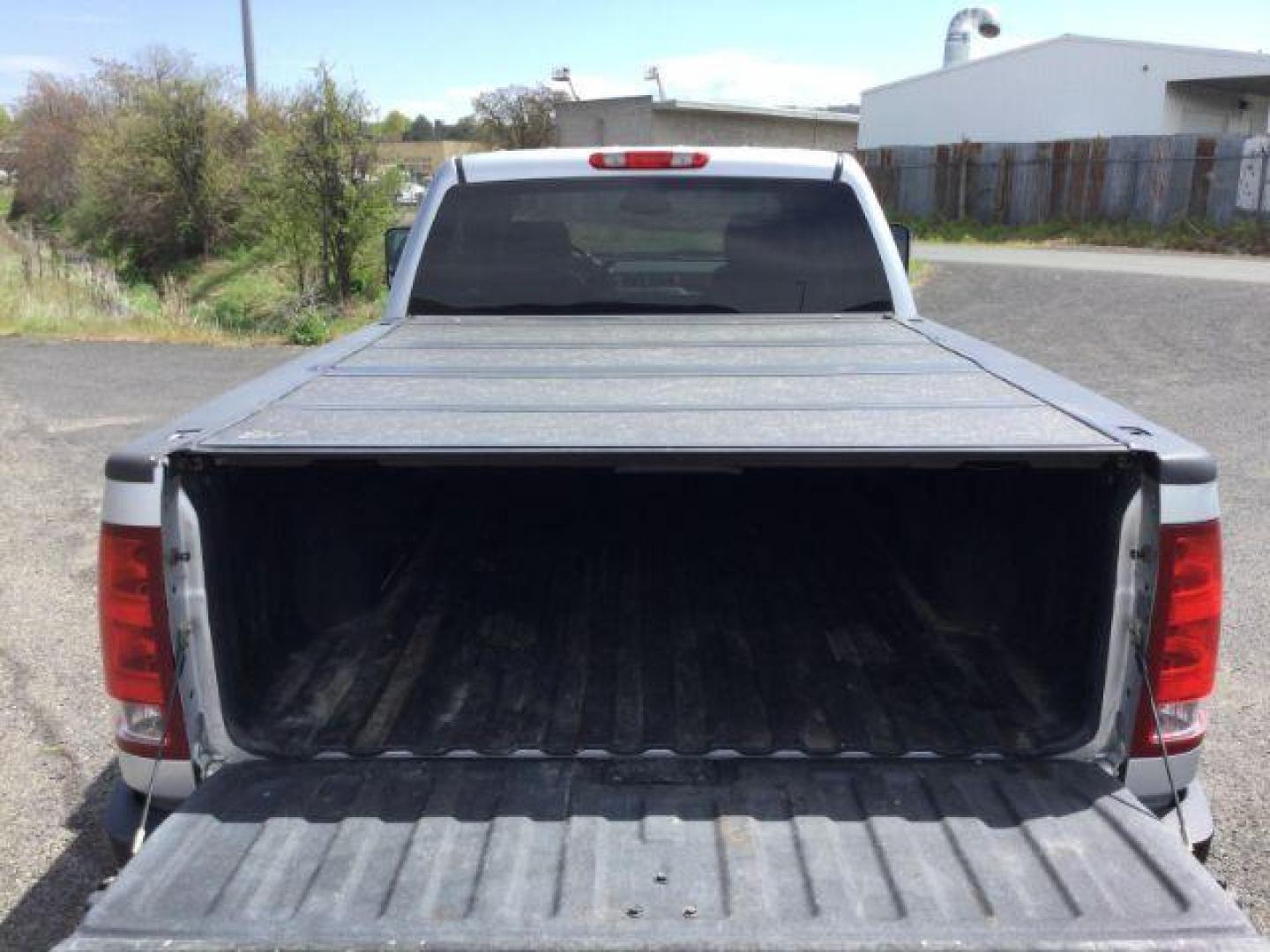 2014 Quicksilver Metallic /Ebony GMC Sierra 2500HD SLT Crew Cab 4WD (1GT121EG6EF) with an 6.0L V8 OHV 16V FFV engine, 6-Speed Automatic transmission, located at 1801 Main Street, Lewiston, 83501, (208) 743-9371, 46.417065, -117.004799 - Photo#11