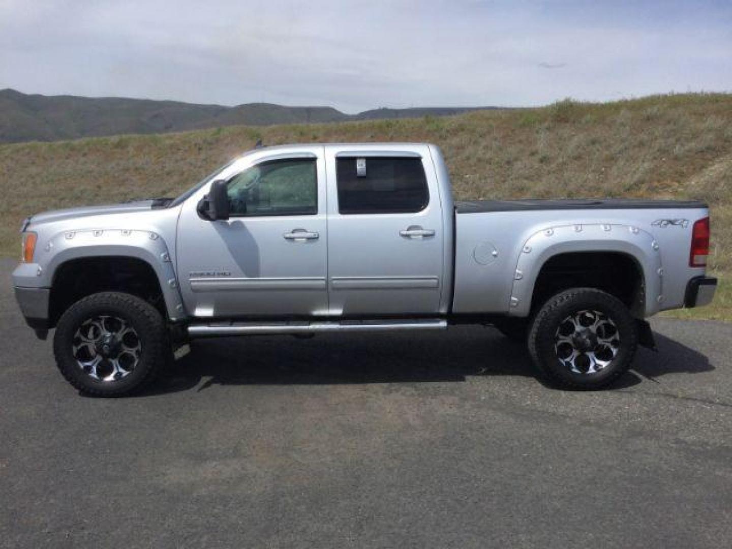 2014 Quicksilver Metallic /Ebony GMC Sierra 2500HD SLT Crew Cab 4WD (1GT121EG6EF) with an 6.0L V8 OHV 16V FFV engine, 6-Speed Automatic transmission, located at 1801 Main Street, Lewiston, 83501, (208) 743-9371, 46.417065, -117.004799 - Photo#1