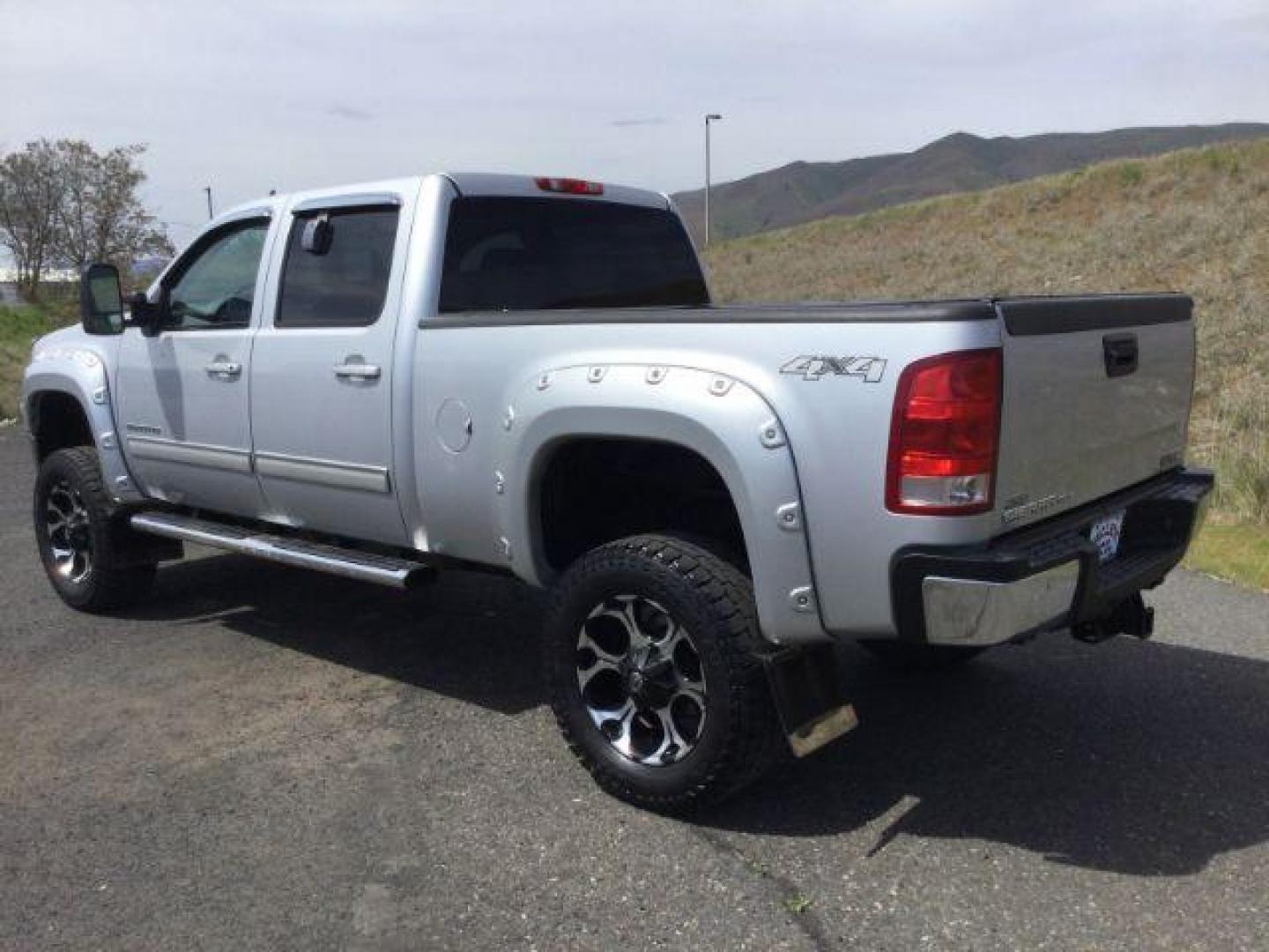 2014 Quicksilver Metallic /Ebony GMC Sierra 2500HD SLT Crew Cab 4WD (1GT121EG6EF) with an 6.0L V8 OHV 16V FFV engine, 6-Speed Automatic transmission, located at 1801 Main Street, Lewiston, 83501, (208) 743-9371, 46.417065, -117.004799 - Photo#2