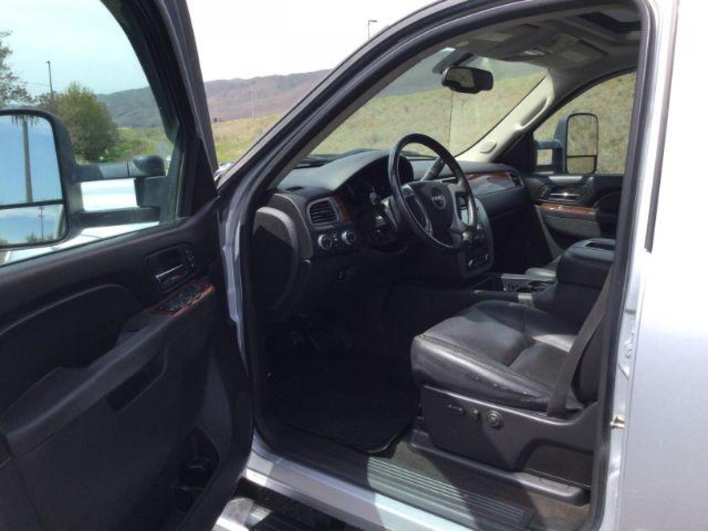 2014 Quicksilver Metallic /Ebony GMC Sierra 2500HD SLT Crew Cab 4WD (1GT121EG6EF) with an 6.0L V8 OHV 16V FFV engine, 6-Speed Automatic transmission, located at 1801 Main Street, Lewiston, 83501, (208) 743-9371, 46.417065, -117.004799 - Photo#4