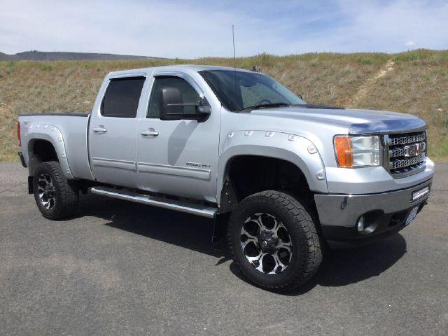 2014 Quicksilver Metallic /Ebony GMC Sierra 2500HD SLT Crew Cab 4WD (1GT121EG6EF) with an 6.0L V8 OHV 16V FFV engine, 6-Speed Automatic transmission, located at 1801 Main Street, Lewiston, 83501, (208) 743-9371, 46.417065, -117.004799 - Photo#7