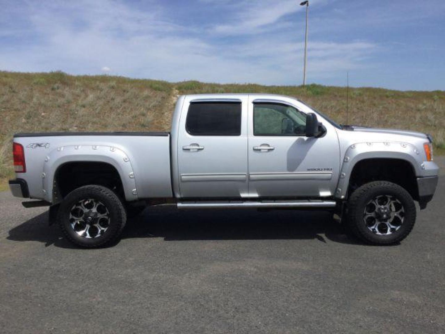 2014 Quicksilver Metallic /Ebony GMC Sierra 2500HD SLT Crew Cab 4WD (1GT121EG6EF) with an 6.0L V8 OHV 16V FFV engine, 6-Speed Automatic transmission, located at 1801 Main Street, Lewiston, 83501, (208) 743-9371, 46.417065, -117.004799 - Photo#8