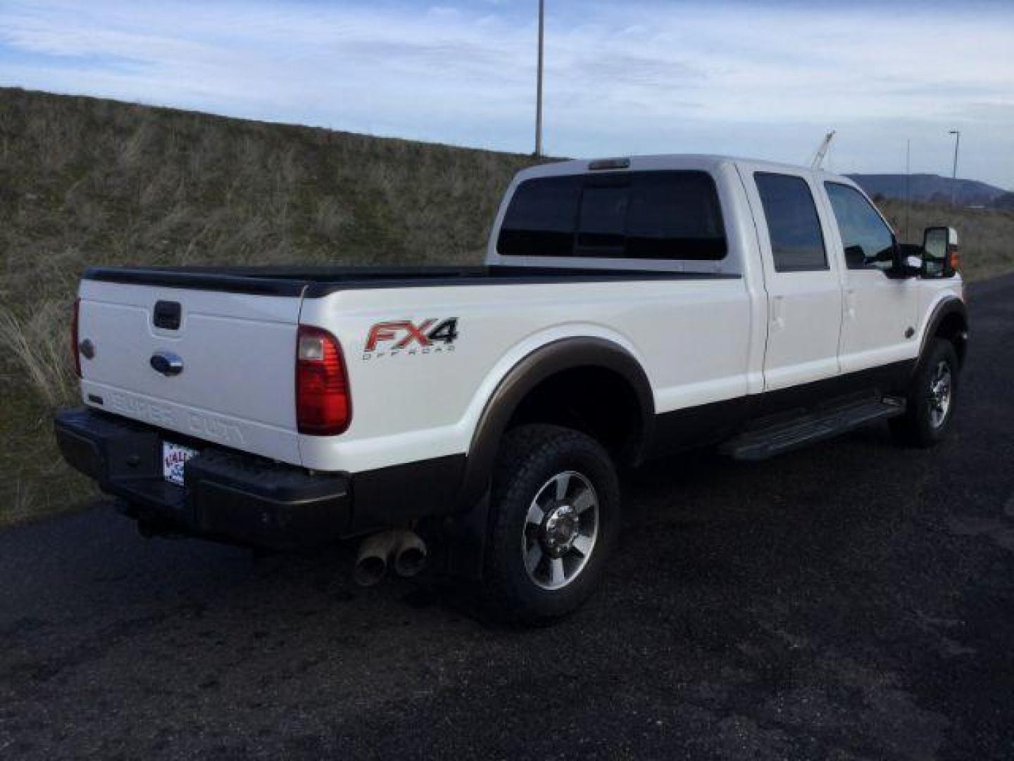 2015 White Platinum Met/Brown Met /Dark Brown Leather Ford F-350 SD King Ranch Crew Cab Long Bed 4WD (1FT8W3BT2FE) with an 6.7L V8 OHV 16V DIESEL engine, 6-Speed Automatic transmission, located at 1801 Main Street, Lewiston, 83501, (208) 743-9371, 46.417065, -117.004799 - Photo#17