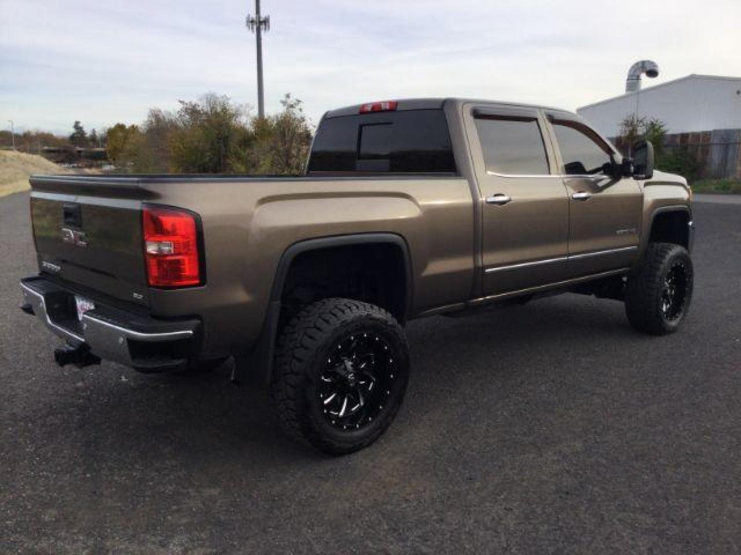 2015 Bronze Alloy Metallic /Cocoa/Dune GMC Sierra 3500HD SLT Crew Cab 4WD (1GT423E82FF) with an 6.6L V8 OHV 16 DIESEL engine, 6-Speed Automatic transmission, located at 1801 Main Street, Lewiston, 83501, (208) 743-9371, 46.417065, -117.004799 - Photo#15