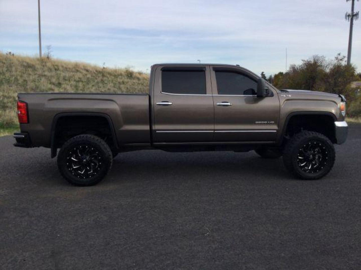 2015 Bronze Alloy Metallic /Cocoa/Dune GMC Sierra 3500HD SLT Crew Cab 4WD (1GT423E82FF) with an 6.6L V8 OHV 16 DIESEL engine, 6-Speed Automatic transmission, located at 1801 Main Street, Lewiston, 83501, (208) 743-9371, 46.417065, -117.004799 - Photo#16