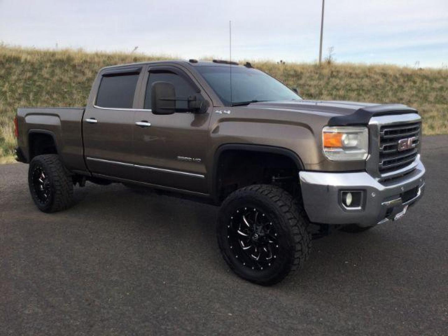 2015 Bronze Alloy Metallic /Cocoa/Dune GMC Sierra 3500HD SLT Crew Cab 4WD (1GT423E82FF) with an 6.6L V8 OHV 16 DIESEL engine, 6-Speed Automatic transmission, located at 1801 Main Street, Lewiston, 83501, (208) 743-9371, 46.417065, -117.004799 - Photo#17