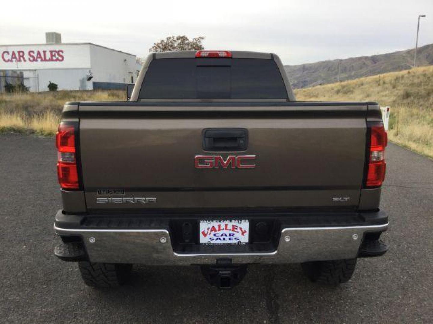 2015 Bronze Alloy Metallic /Cocoa/Dune GMC Sierra 3500HD SLT Crew Cab 4WD (1GT423E82FF) with an 6.6L V8 OHV 16 DIESEL engine, 6-Speed Automatic transmission, located at 1801 Main Street, Lewiston, 83501, (208) 743-9371, 46.417065, -117.004799 - Photo#7