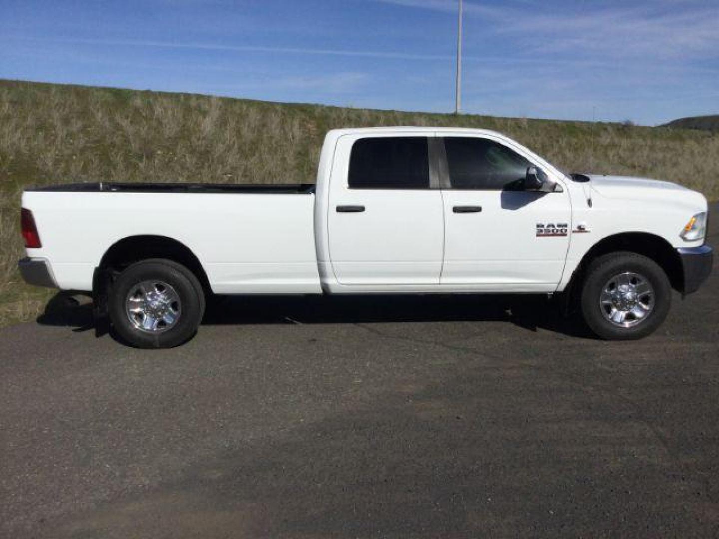 2015 Bright White Clear Coat /Black/Diesel Gray, cloth RAM 3500 SLT Crew Cab LWB 4WD (3C63R3HL2FG) with an 6.7L L6 OHV 24V TURBO DIESEL engine, 6-Speed Automatic transmission, located at 1801 Main Street, Lewiston, 83501, (208) 743-9371, 46.417065, -117.004799 - Photo#12