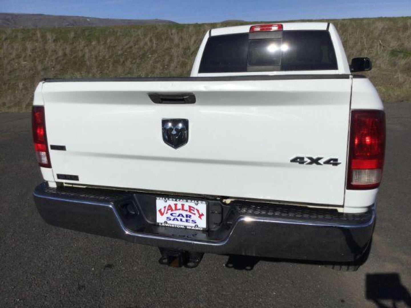 2015 Bright White Clear Coat /Black/Diesel Gray, cloth RAM 3500 SLT Crew Cab LWB 4WD (3C63R3HL2FG) with an 6.7L L6 OHV 24V TURBO DIESEL engine, 6-Speed Automatic transmission, located at 1801 Main Street, Lewiston, 83501, (208) 743-9371, 46.417065, -117.004799 - Photo#18