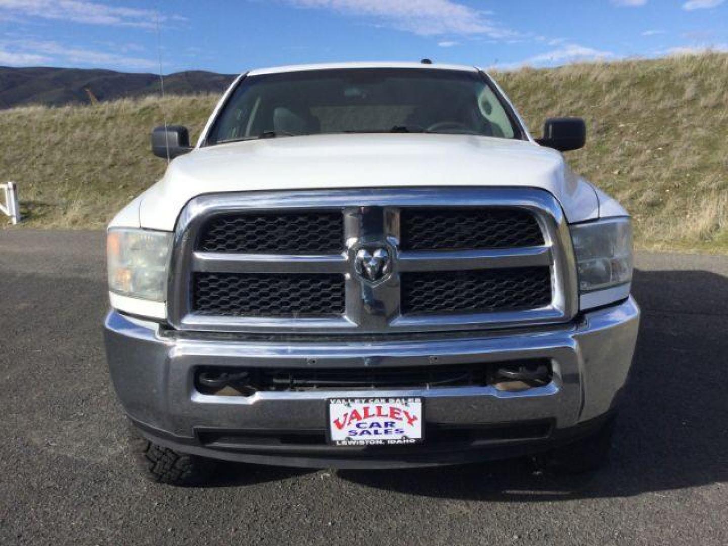 2018 Bright White Clear Coat /Gray Vinyl RAM 2500 Tradesman Crew Cab SWB 4WD (3C6TR5CT8JG) with an 5.7L V8 OHV 16V engine, 6-Speed Automatic transmission, located at 1801 Main Street, Lewiston, 83501, (208) 743-9371, 46.417065, -117.004799 - Photo#16