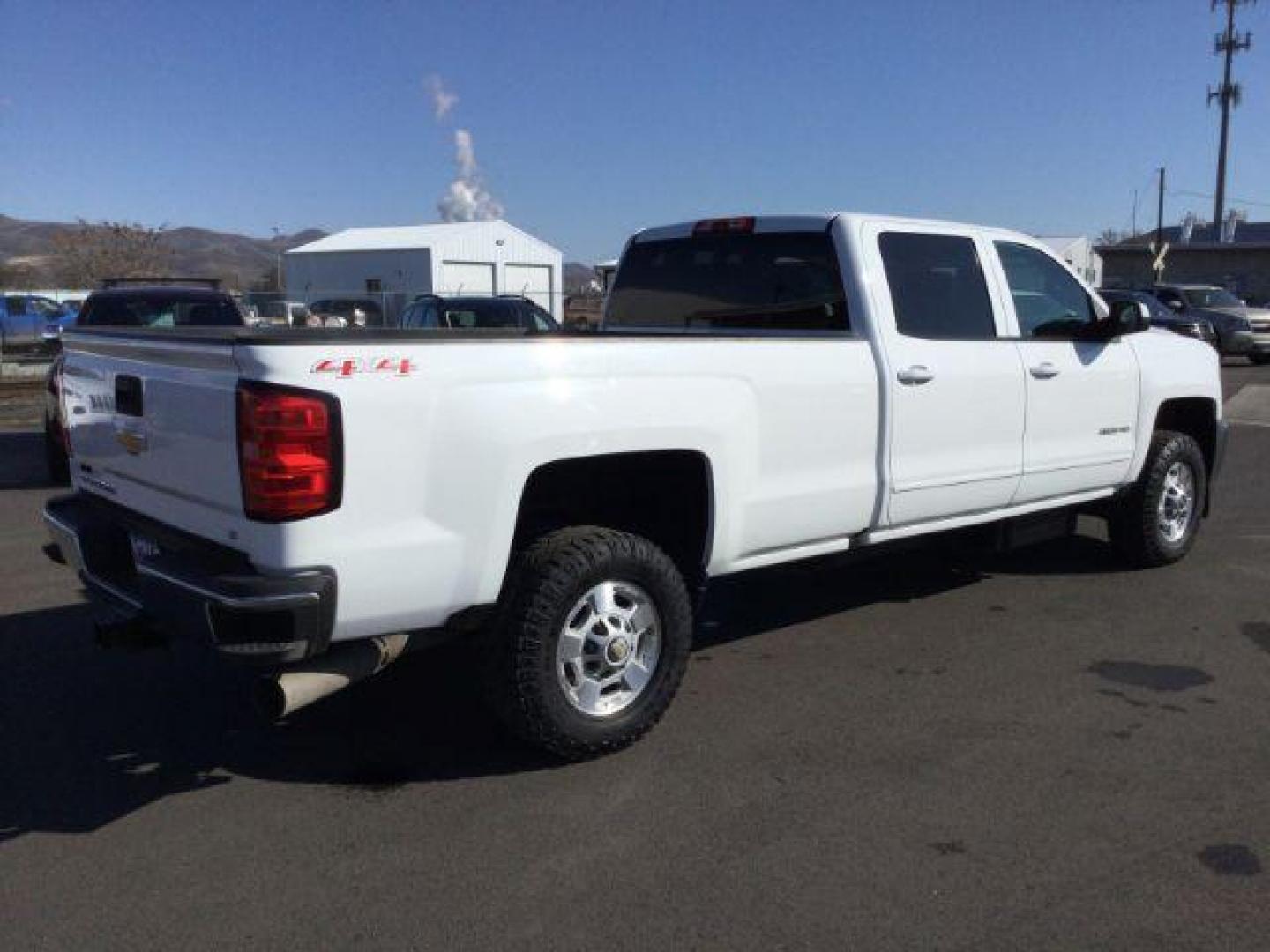 2016 Summit White /Jet Black, cloth Chevrolet Silverado 2500HD LT Crew Cab Long Box 4WD (1GC1KVE85GF) with an 6.6L V8 OHV 32V TURBO DIESEL engine, 6-Speed Automatic transmission, located at 1801 Main Street, Lewiston, 83501, (208) 743-9371, 46.417065, -117.004799 - Photo#14