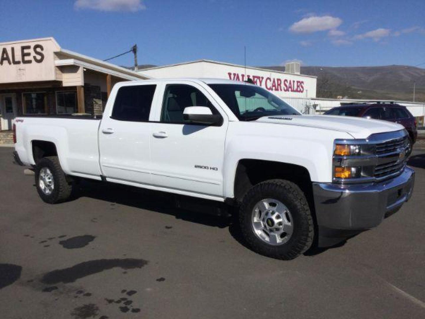 2016 Summit White /Jet Black, cloth Chevrolet Silverado 2500HD LT Crew Cab Long Box 4WD (1GC1KVE85GF) with an 6.6L V8 OHV 32V TURBO DIESEL engine, 6-Speed Automatic transmission, located at 1801 Main Street, Lewiston, 83501, (208) 743-9371, 46.417065, -117.004799 - Photo#16