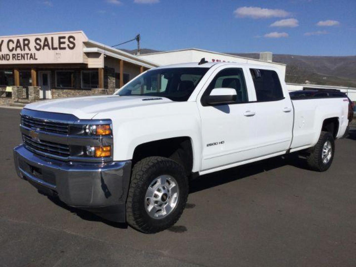 2016 Summit White /Jet Black, cloth Chevrolet Silverado 2500HD LT Crew Cab Long Box 4WD (1GC1KVE85GF) with an 6.6L V8 OHV 32V TURBO DIESEL engine, 6-Speed Automatic transmission, located at 1801 Main Street, Lewiston, 83501, (208) 743-9371, 46.417065, -117.004799 - Photo#0