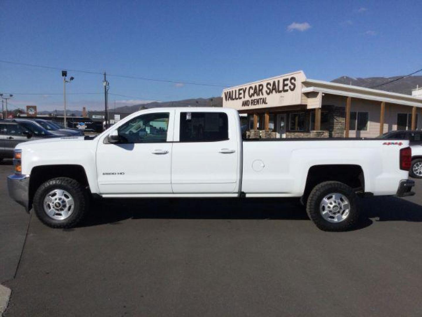 2016 Summit White /Jet Black, cloth Chevrolet Silverado 2500HD LT Crew Cab Long Box 4WD (1GC1KVE85GF) with an 6.6L V8 OHV 32V TURBO DIESEL engine, 6-Speed Automatic transmission, located at 1801 Main Street, Lewiston, 83501, (208) 743-9371, 46.417065, -117.004799 - Photo#1