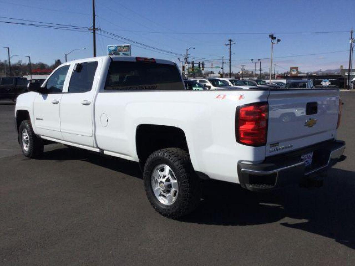 2016 Summit White /Jet Black, cloth Chevrolet Silverado 2500HD LT Crew Cab Long Box 4WD (1GC1KVE85GF) with an 6.6L V8 OHV 32V TURBO DIESEL engine, 6-Speed Automatic transmission, located at 1801 Main Street, Lewiston, 83501, (208) 743-9371, 46.417065, -117.004799 - Photo#2