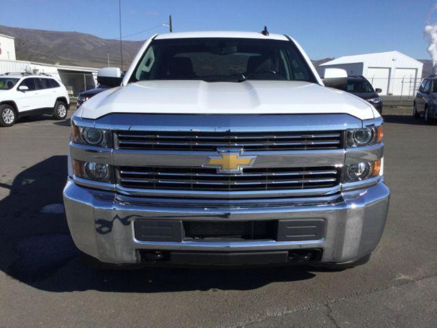 2016 Summit White /Jet Black, cloth Chevrolet Silverado 2500HD LT Crew Cab Long Box 4WD (1GC1KVE85GF) with an 6.6L V8 OHV 32V TURBO DIESEL engine, 6-Speed Automatic transmission, located at 1801 Main Street, Lewiston, 83501, (208) 743-9371, 46.417065, -117.004799 - Photo#9