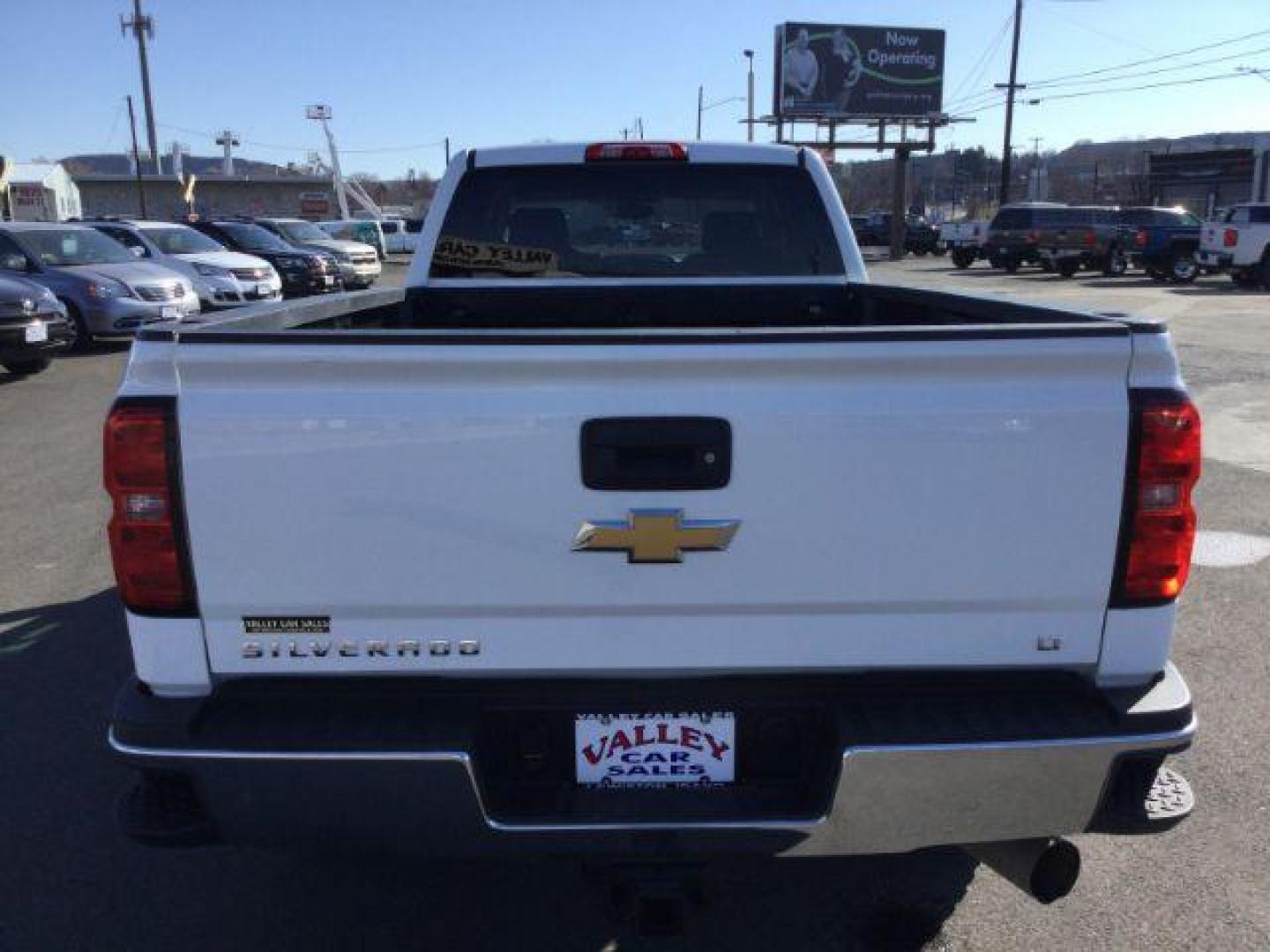 2016 Summit White /Jet Black, cloth Chevrolet Silverado 2500HD LT Crew Cab Long Box 4WD (1GC1KVE85GF) with an 6.6L V8 OHV 32V TURBO DIESEL engine, 6-Speed Automatic transmission, located at 1801 Main Street, Lewiston, 83501, (208) 743-9371, 46.417065, -117.004799 - Photo#12