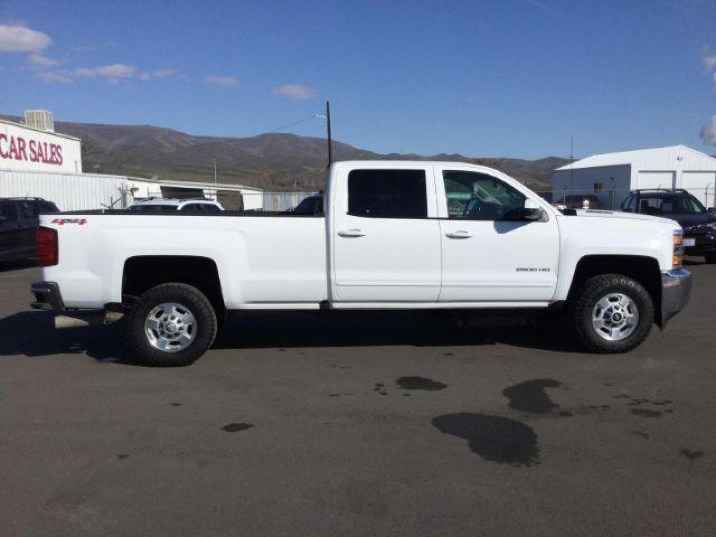 2016 Summit White /Jet Black, cloth Chevrolet Silverado 2500HD LT Crew Cab Long Box 4WD (1GC1KVE85GF) with an 6.6L V8 OHV 32V TURBO DIESEL engine, 6-Speed Automatic transmission, located at 1801 Main Street, Lewiston, 83501, (208) 743-9371, 46.417065, -117.004799 - Photo#15