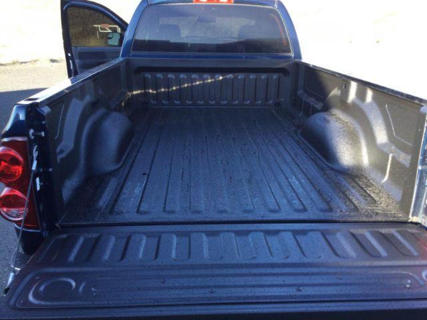 2007 Patriot Blue Pearlcoat /Medium Slate Gray Cloth Interior Dodge Ram 3500 SLT Quad Cab LWB 4X4 (3D7MX38C57G) with an 5.9L L6 OHV 24V TURBO DIESEL engine, 6-Speed Manual transmission, located at 1801 Main Street, Lewiston, 83501, (208) 743-9371, 46.417065, -117.004799 - Photo#17