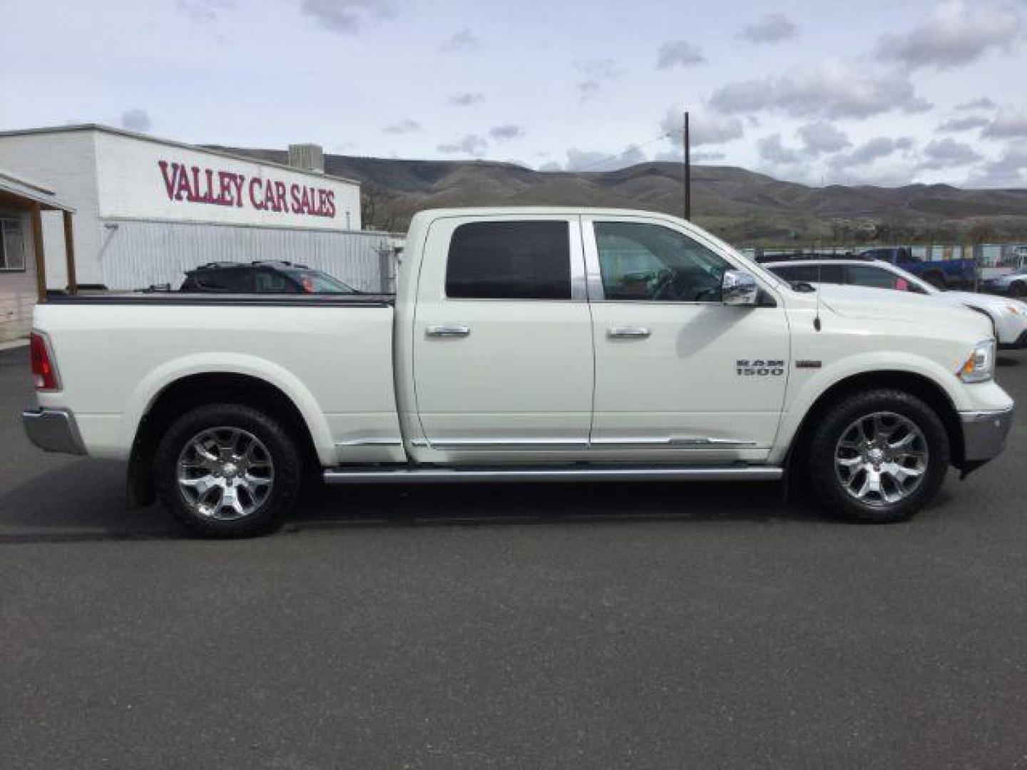 2018 Pearl White Clearcoat /BLACK LEATHER RAM 1500 Limited Crew Cab LWB 4WD (1C6RR7WT1JS) with an 5.7L V8 OHV 16V engine, 8-Speed Automatic transmission, located at 1801 Main Street, Lewiston, 83501, (208) 743-9371, 46.417065, -117.004799 - Photo#9