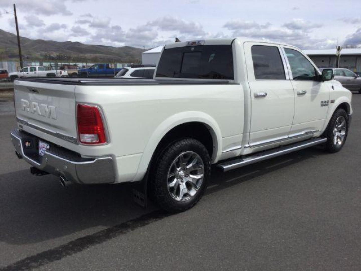 2018 Pearl White Clearcoat /BLACK LEATHER RAM 1500 Limited Crew Cab LWB 4WD (1C6RR7WT1JS) with an 5.7L V8 OHV 16V engine, 8-Speed Automatic transmission, located at 1801 Main Street, Lewiston, 83501, (208) 743-9371, 46.417065, -117.004799 - Photo#10