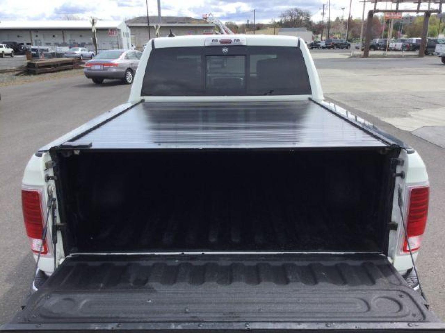 2018 Pearl White Clearcoat /BLACK LEATHER RAM 1500 Limited Crew Cab LWB 4WD (1C6RR7WT1JS) with an 5.7L V8 OHV 16V engine, 8-Speed Automatic transmission, located at 1801 Main Street, Lewiston, 83501, (208) 743-9371, 46.417065, -117.004799 - Photo#17