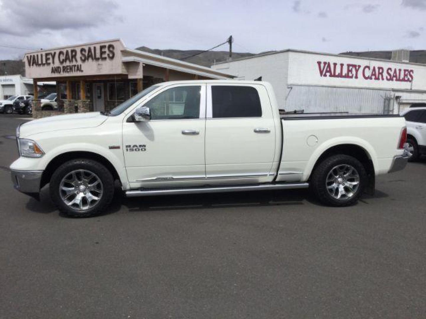 2018 Pearl White Clearcoat /BLACK LEATHER RAM 1500 Limited Crew Cab LWB 4WD (1C6RR7WT1JS) with an 5.7L V8 OHV 16V engine, 8-Speed Automatic transmission, located at 1801 Main Street, Lewiston, 83501, (208) 743-9371, 46.417065, -117.004799 - Photo#1