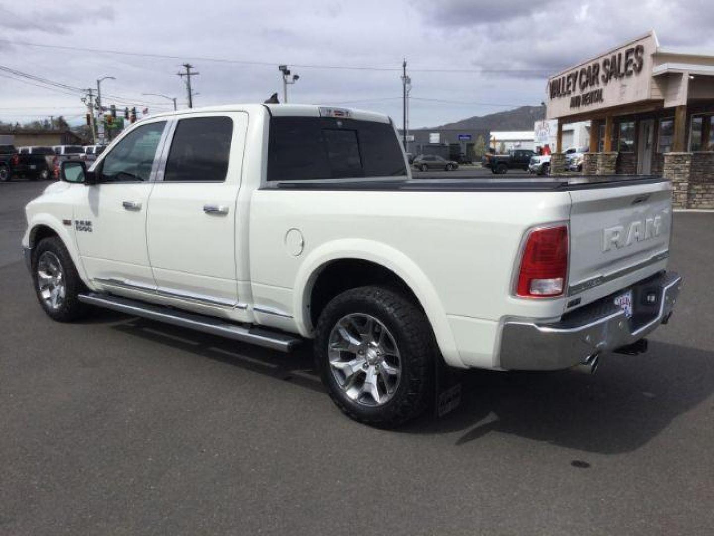 2018 Pearl White Clearcoat /BLACK LEATHER RAM 1500 Limited Crew Cab LWB 4WD (1C6RR7WT1JS) with an 5.7L V8 OHV 16V engine, 8-Speed Automatic transmission, located at 1801 Main Street, Lewiston, 83501, (208) 743-9371, 46.417065, -117.004799 - Photo#3